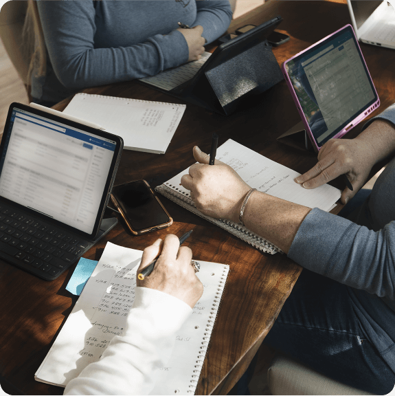 customer_story-table-meeting-tablet