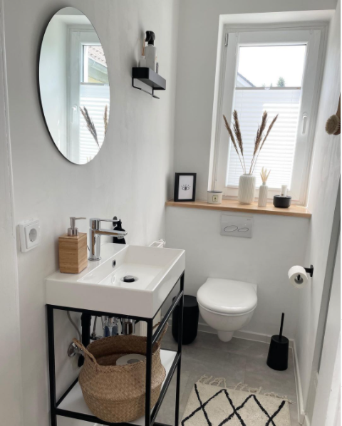 A small charming bathroom in white