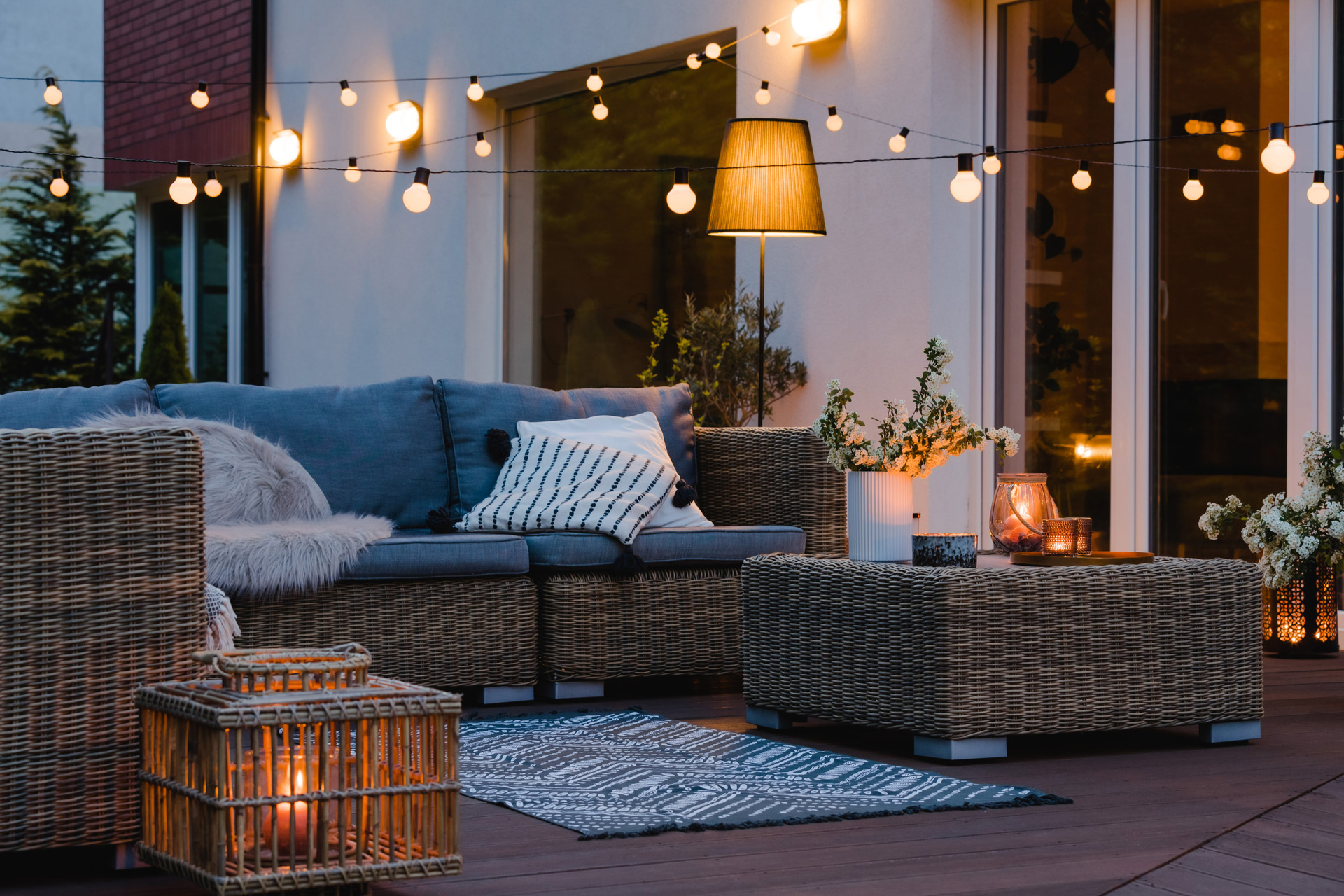 7 Outdoor Living Trends For 2021   HEADER Outdoor Living Space With Furniture 