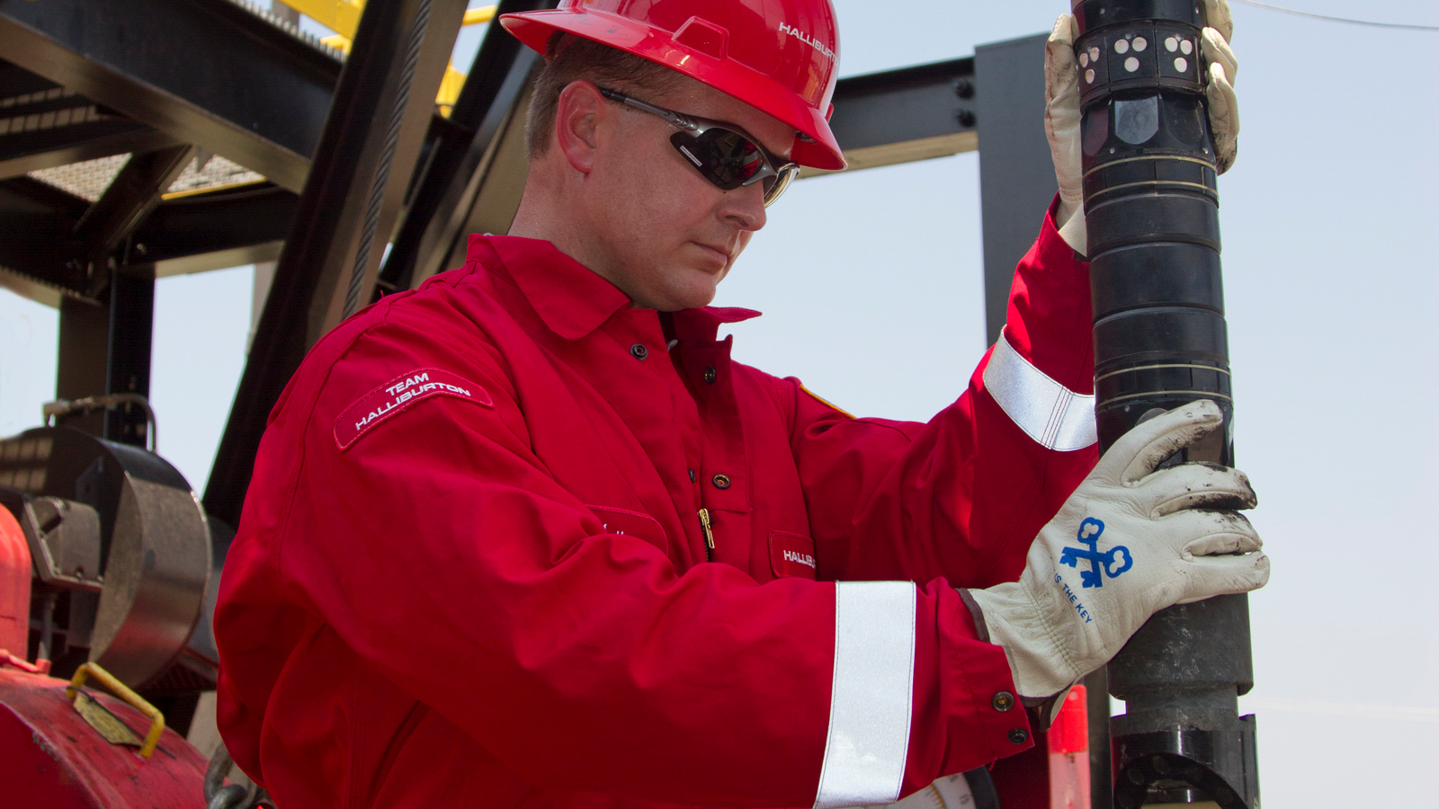 Halliburton employee setting frac plugs