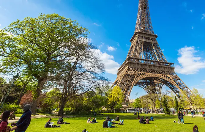 Popular tours tile link, image of Eiffel tower
