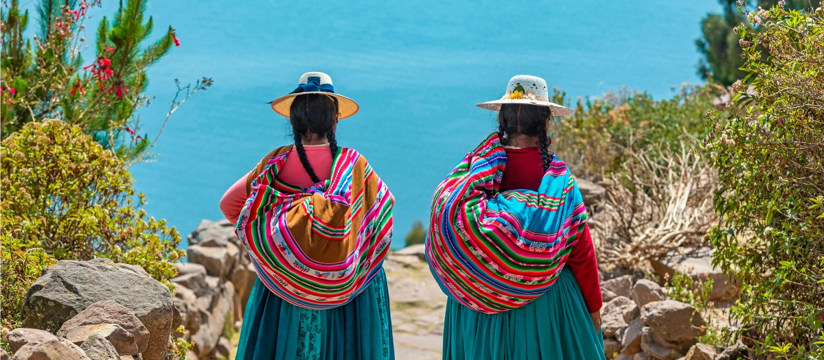 Two women in traditional Peruvian dress.