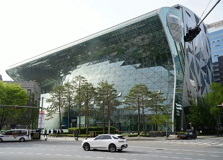 Visit Seoul Smart City and discover how cutting-edge technology can solve real urban challenges and how it's being used to design more connected communities