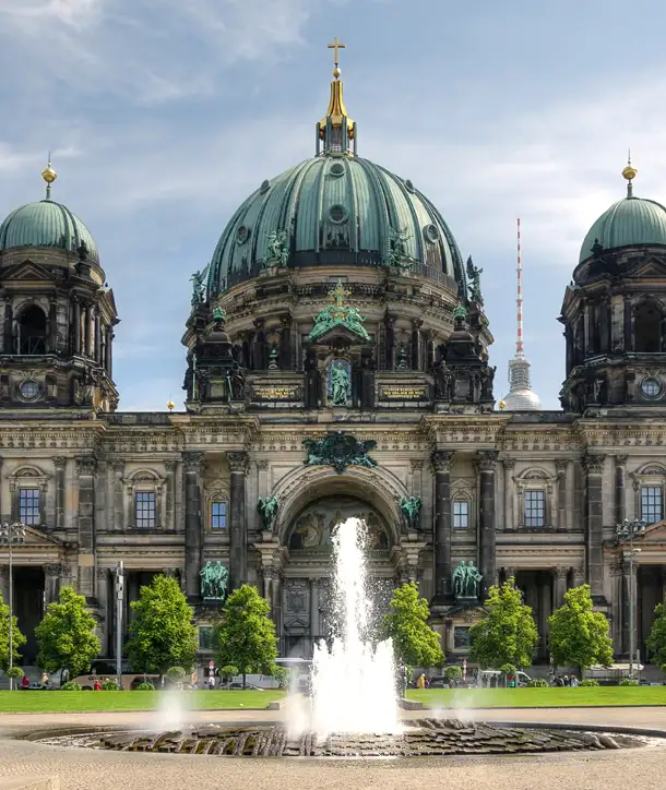 Building with green roof and water fountain in front seen on a language immersion program in Berlin.