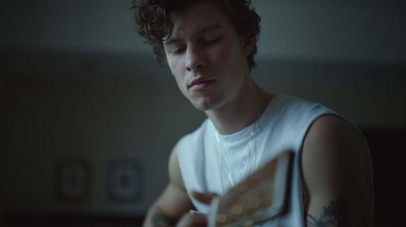 An image of Shawn Mendes playing guitar