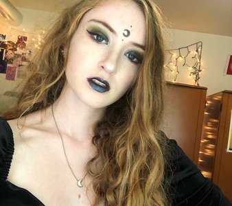 Dark makeup, showcasing halloween trends