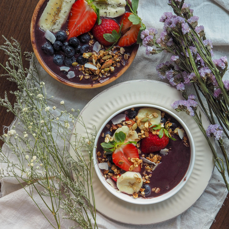 Acai bowls with flowers by Vicky Ng