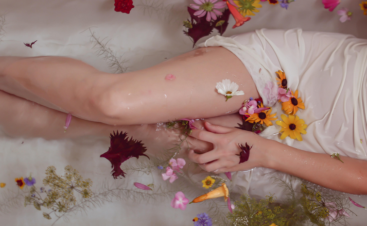 Woman in bath covered in flowers by Ava Sol via Unsplashcom