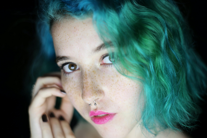 woman with blue green hair by sergio souza on Unsplash