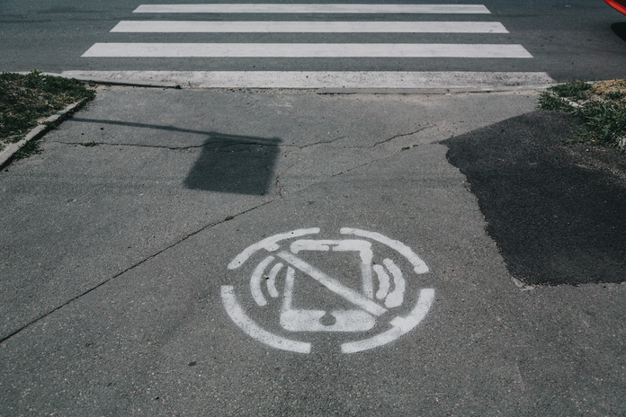A spray paint of a \"no phone\" icon