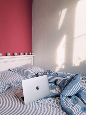 Bed with laptop by Christina Chauskina on Unsplash