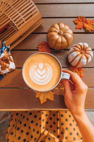 latte art with 2 little pumpkins