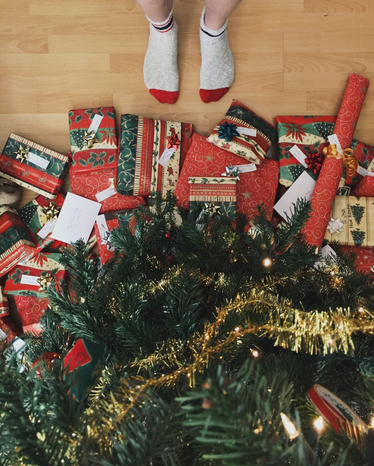 Christmas presents by Andrew Neel from unsplash