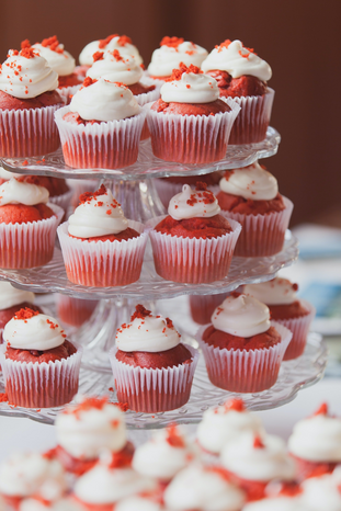 red velvet cupcakes by unsplash
