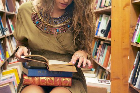 The Lalareading A Book