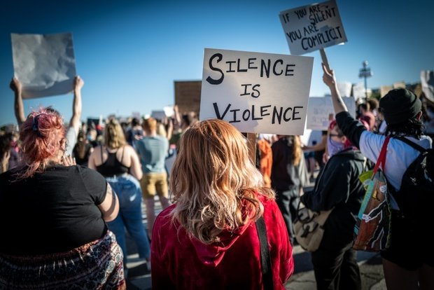 silêncio é sinal de protesto de violência