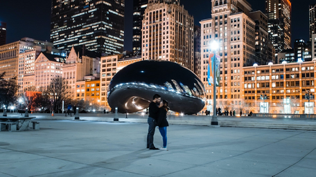 couple kissing in front of chicago bean sculpture