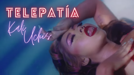 Frame of the videoclip of Telepatía by Kali Uchis whith the name of the singer and the song written above..