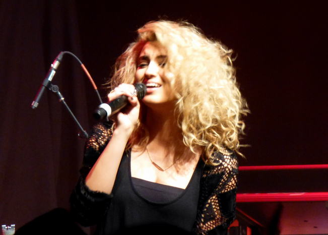 Singer Tori Kelly with microphone by GabboT from Flickr