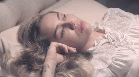 “Something Beautiful”: estamos com saudade dos visuais nos álbuns de divas pop? 1 miley cyrusgif by Miley Cyrus