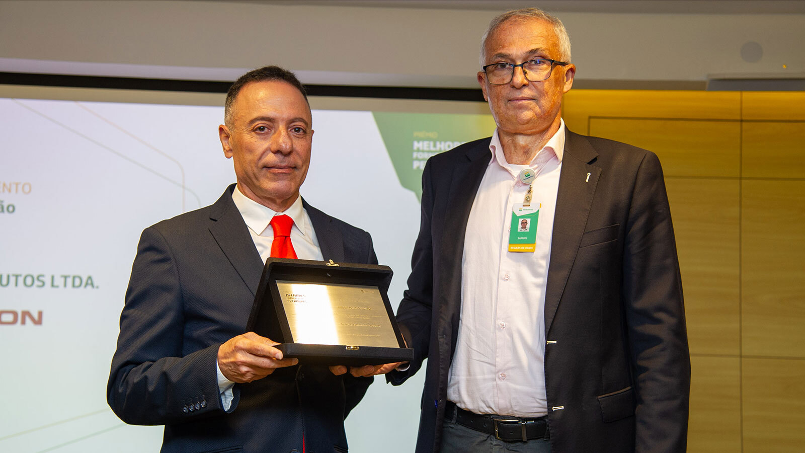 Anouar Fraija, Halliburton vice president, Brazil,  receives the ward from Petrobras