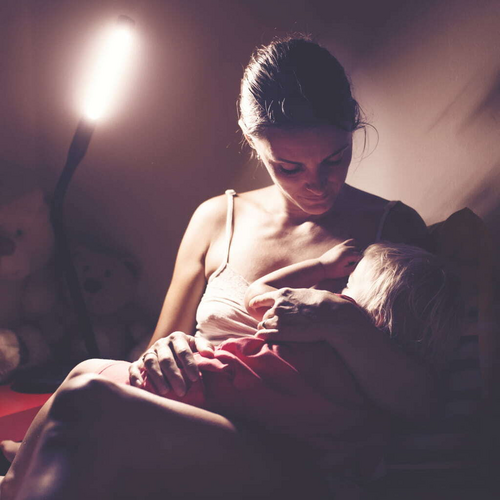9 Tips From Our Lactation Consultant to Make Breastfeeding at Night (A Little) Easier  